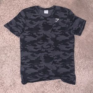 Gymshark mens camo short sleeve athletic shirt in a Large.